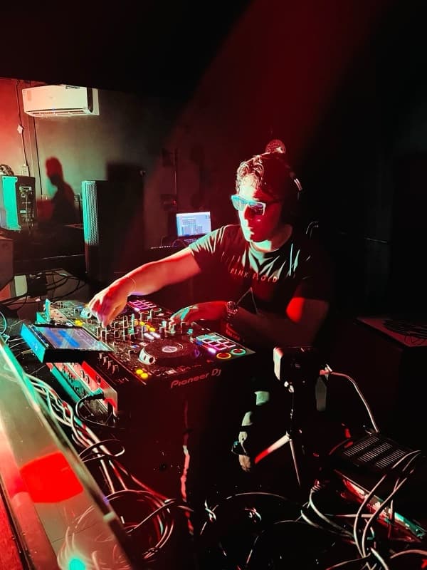 Eric De La Vega performing live